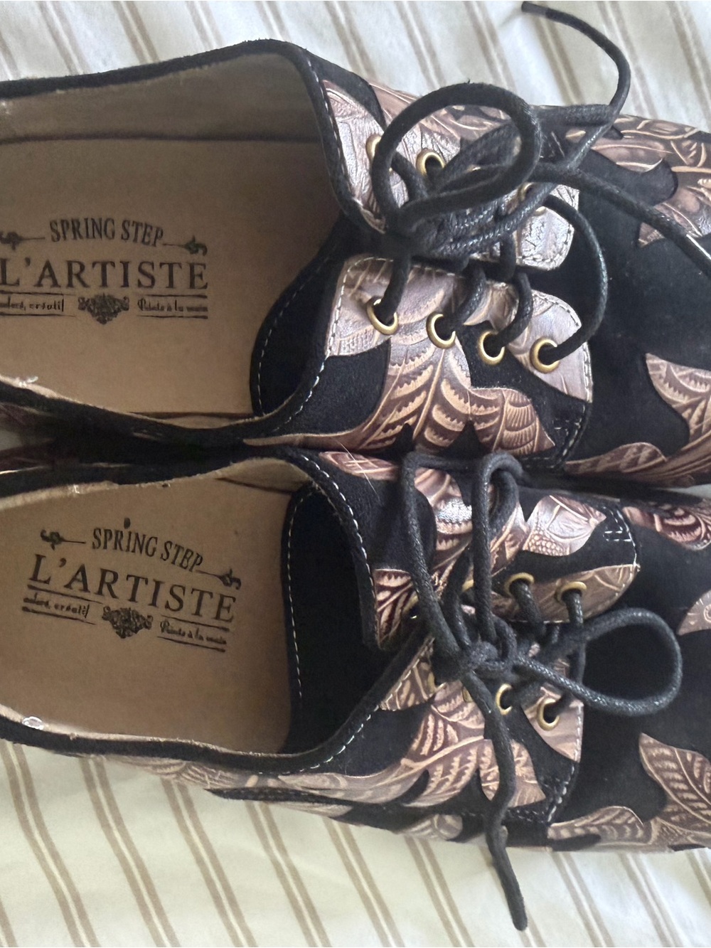 L’Artiste - Black & Rose Gold Floral Oxfords. NWOT